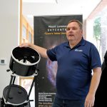 El chileno experto en telescopios Gustavo Rahmer posa durante una entrevista con Efe, el 27 de septiembre de 2022, en las oficinas de Mount Lemmon Sky Center, en Tucson, Arizona (Estados Unidos). EFE/ María León