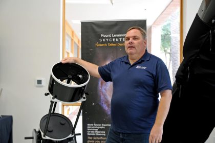 El chileno experto en telescopios Gustavo Rahmer posa durante una entrevista con Efe, el 27 de septiembre de 2022, en las oficinas de Mount Lemmon Sky Center, en Tucson, Arizona (Estados Unidos). EFE/ María León