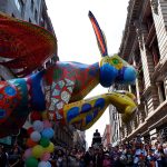 Fotografía cedida hoy, por el Gobierno de la Ciudad de México, donde se observa un desfile de alebrijes en la capital mexicana (México). EFE/ Gobierno de la Ciudad de México /SOLO USO EDITORIAL/SOLO DISPONIBLE PARA ILUSTRAR LA NOTICIA QUE ACOMPAÑA (CRÉDITO OBLIGATORIO)