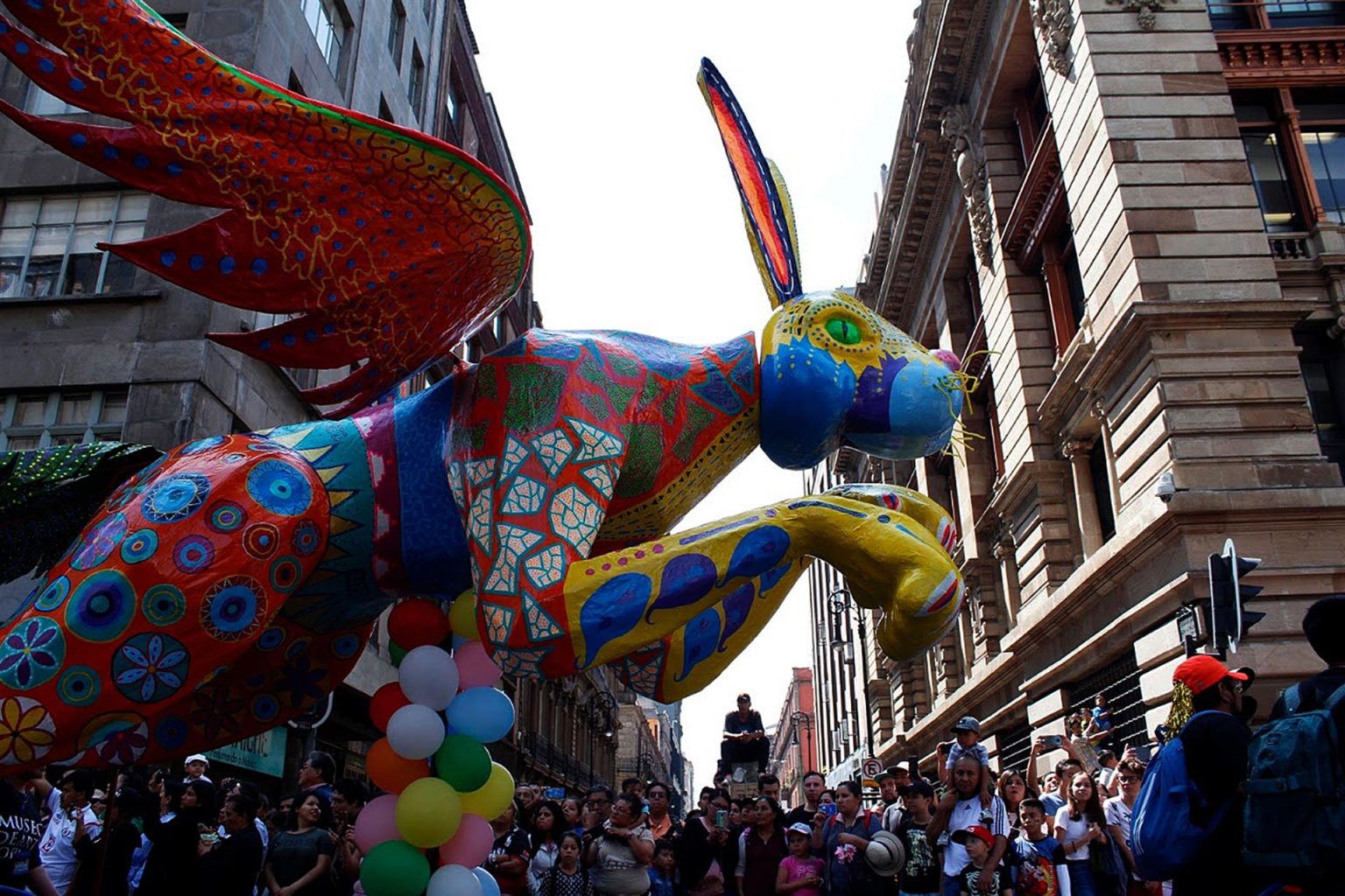 Fotografía cedida hoy, por el Gobierno de la Ciudad de México, donde se observa un desfile de alebrijes en la capital mexicana (México). EFE/ Gobierno de la Ciudad de México /SOLO USO EDITORIAL/SOLO DISPONIBLE PARA ILUSTRAR LA NOTICIA QUE ACOMPAÑA (CRÉDITO OBLIGATORIO)