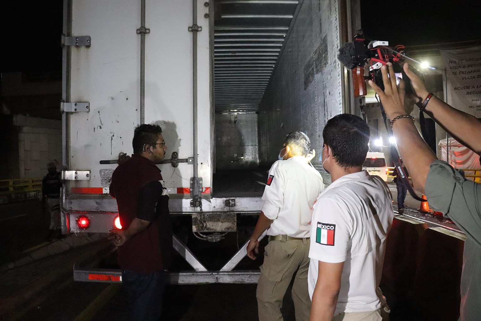 Agentes del Instituto Nacional de Migración (INM) realizan un operativo en búsqueda de migrantes escondidos en tráilers. Imagen de archivo. EFE/ Juan Manuel Blanco