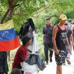 Un grupo de migrantes Venezolanos y Centroamericanos descansan hoy, en el municipio San Pedro Tapanatepec, en el estado de Oaxaca (México). EFE/ Daniel Ricárdez