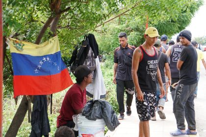 Un grupo de migrantes Venezolanos y Centroamericanos descansan hoy, en el municipio San Pedro Tapanatepec, en el estado de Oaxaca (México). EFE/ Daniel Ricárdez