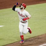 Bryce Harper, bateador designado de los Filis de Filadelfia, fue registrado este martes, 18 de octubre, al celebrar un jonrón solitario que le anotó a los Padres de San Diego, durante el primer partido de la Serie de Campeonato de la Liga Nacional de la MLB, en el estadio Petco Park, en San Diego (California, EE.UU.). EFE/Caroline Brehman