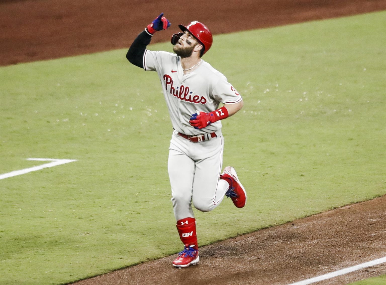 Bryce Harper, bateador designado de los Filis de Filadelfia, fue registrado este martes, 18 de octubre, al celebrar un jonrón solitario que le anotó a los Padres de San Diego, durante el primer partido de la Serie de Campeonato de la Liga Nacional de la MLB, en el estadio Petco Park, en San Diego (California, EE.UU.). EFE/Caroline Brehman