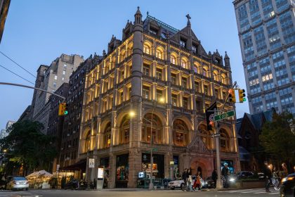 Fotografía de la sede de Fotografiska, un museo de fotografía construido en lo que un día fue la Iglesia de las Misiones, el 14 de septiembre de 2022, en Nueva York (EE.UU.). EFE/ Ángel Colmenares