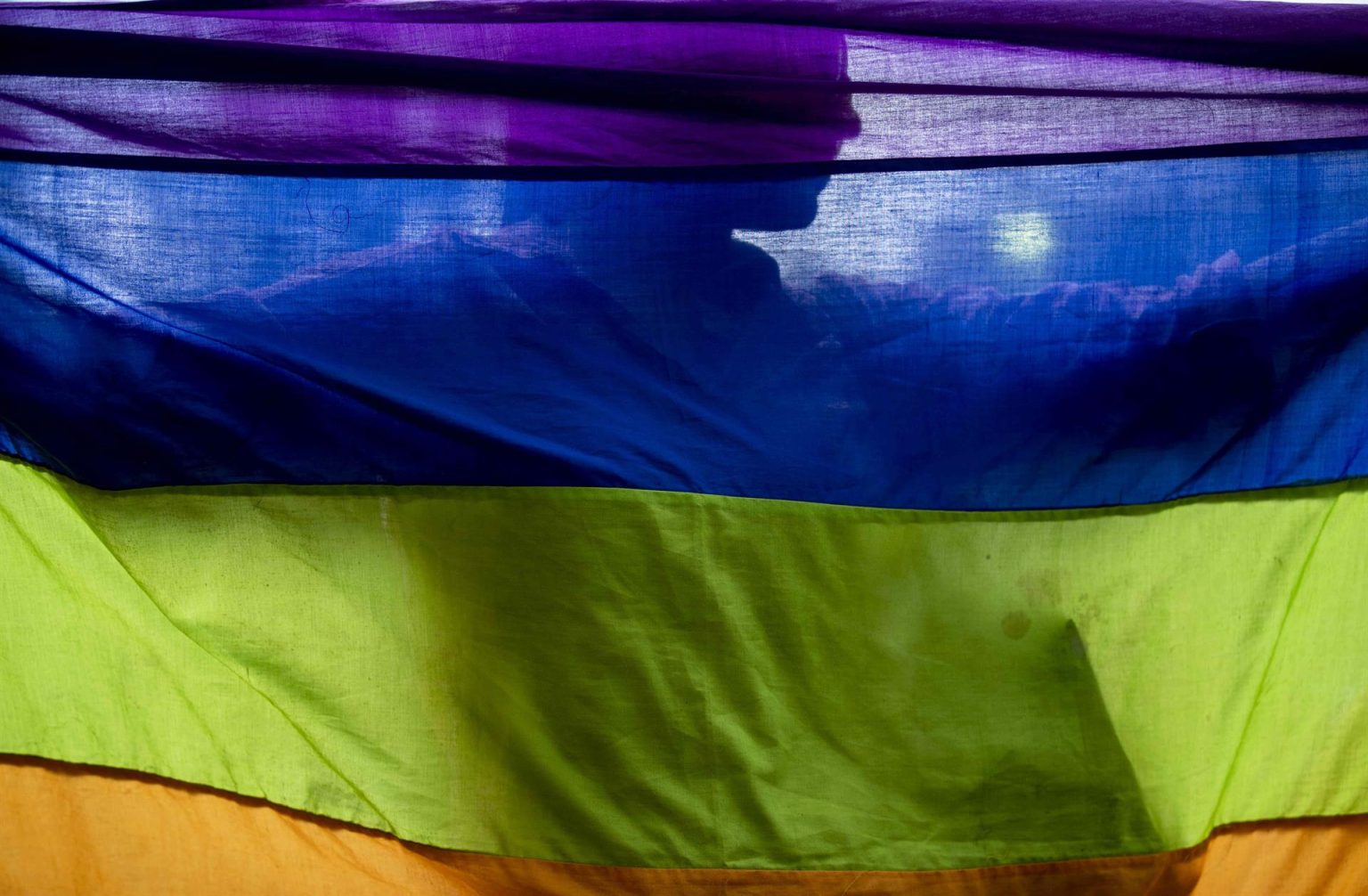 Una mujer sostiene la bandera arcoíris. Imagen de archivo. EFE/ Jorge Torres