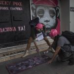 Un grupo de activistas protestan hoy, afuera de las oficinas del Centro Nacional de Programas Preventivos y Control de Enfermedades (Cenaprece), en la Ciudad de México (México). EFE/Isaac Esquivel