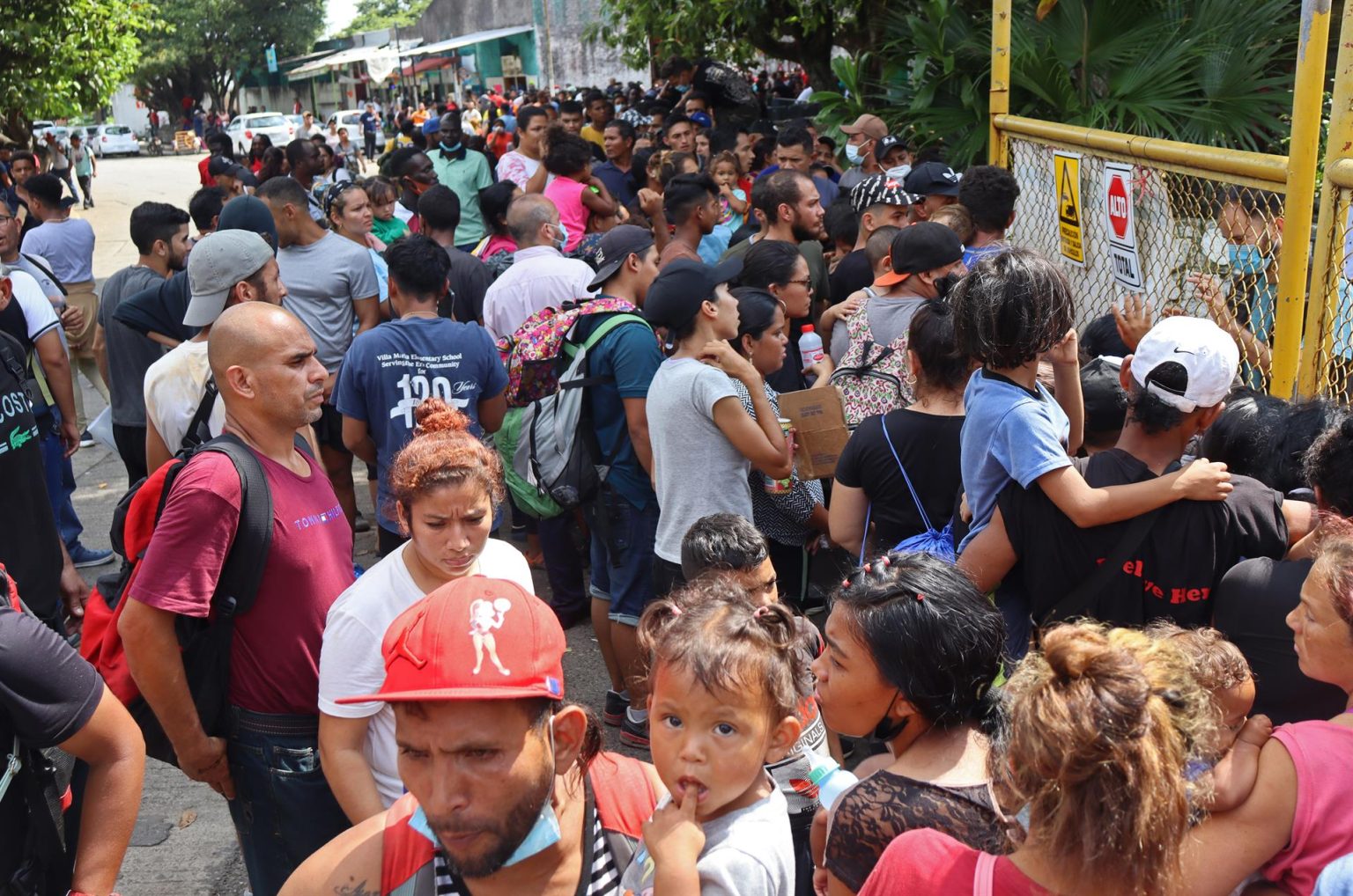 Cientos de migrantes de origen venezolano, asisten hoy, a la oficina de ayuda a refugiados en la ciudad mexicana de Tapachula,estado de Chiapas (México). EFE/Juan Manuel Blanco