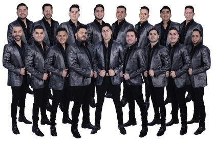 Fotografía cedida por Anval Music donde aparecen los integrantes de la banda de música regional mexicana La Adictiva que presentó hoy su nuevo disco, una versión de lujo de su anterior EP "Eso es la riqueza", que incluye baladas y cumbias, entre otros géneros. EFE/Anval Music /SOLO USO EDITORIAL /NO VENTAS /SOLO DISPONIBLE PARA ILUSTRAR LA NOTICIA QUE ACOMPAÑA /CRÉDITO OBLIGATORIO