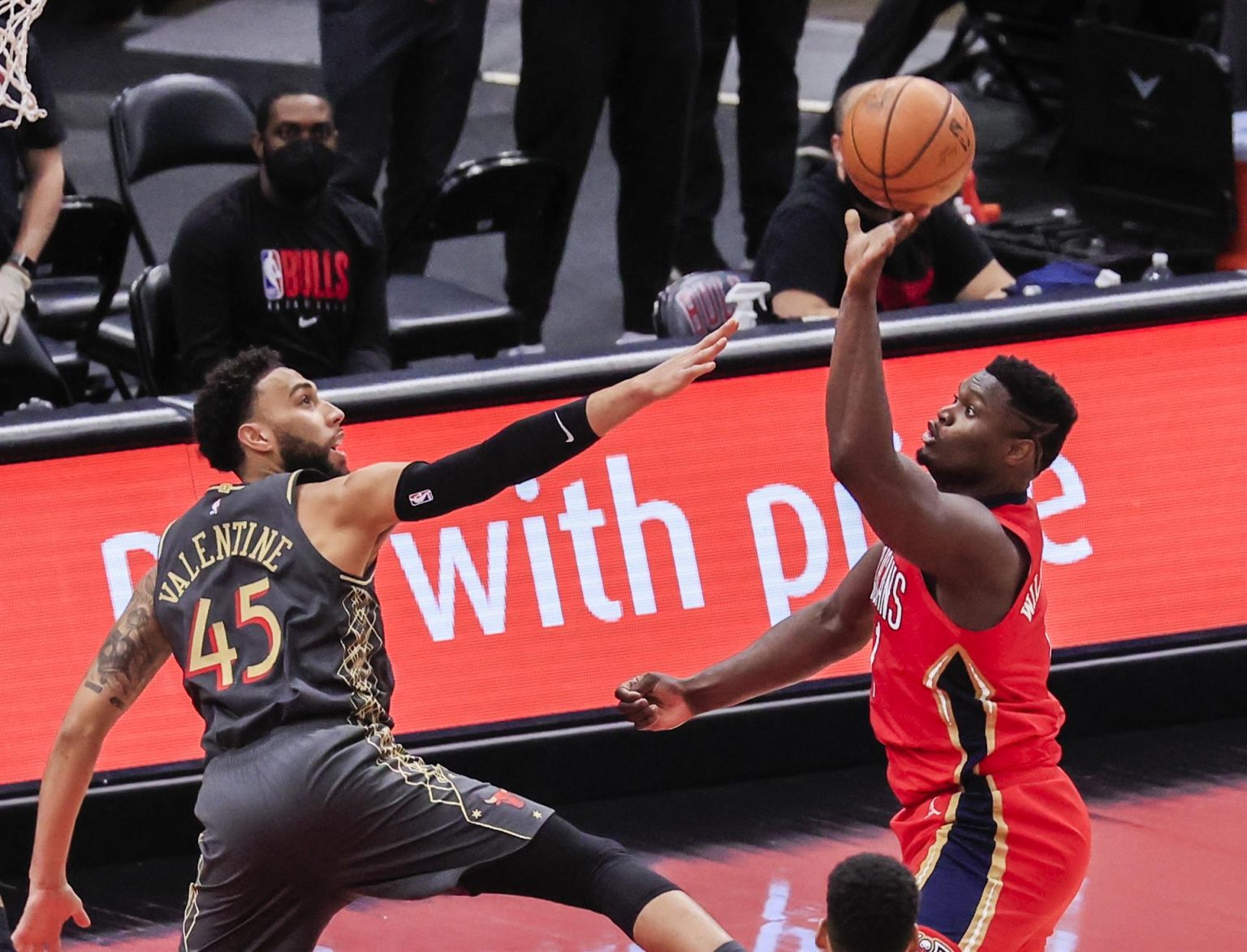 Fotografía de archivo en la que se registró a Zion Williamson (d), ala-pívot de los Pelicans de Nueva Orleans, quien aportó 25 puntos en el triunfo a domicilio de su equipo 108-130 sobre los Nets de Brooklyn. EFE/Tannen Maury