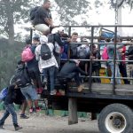 Migrantes hondureños montan en un camión, tras partir la Gran Central Metropolitana de la ciudad de San Pedro Sula, formando una segunda caravana migrante con dirección a EEUU, en el municipio de Quimista (Honduras). Imagen de archivo. EFE/ Gustavo Amador