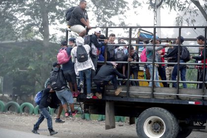 Migrantes hondureños montan en un camión, tras partir la Gran Central Metropolitana de la ciudad de San Pedro Sula, formando una segunda caravana migrante con dirección a EEUU, en el municipio de Quimista (Honduras). Imagen de archivo. EFE/ Gustavo Amador