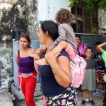 Una familia de migrantes de origen venezolano, retornan a su país el 21 de octubre de 2022, por la fronteriza ciudad de Tapachula, estado de Chiapas (México). EFE/Juan Manuel Blanco