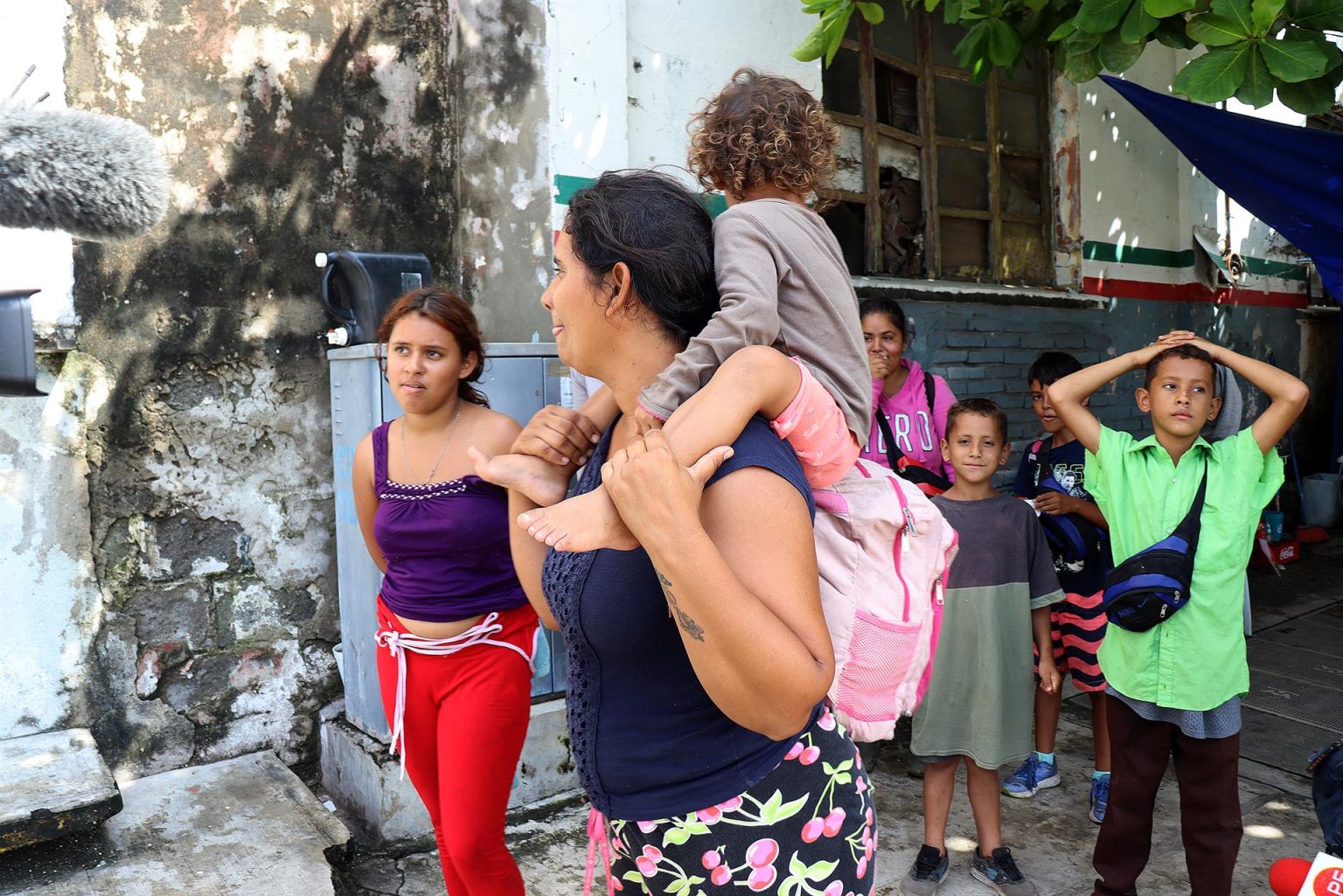 Una familia de migrantes de origen venezolano, retornan a su país el 21 de octubre de 2022, por la fronteriza ciudad de Tapachula, estado de Chiapas (México). EFE/Juan Manuel Blanco