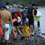 Migrantes hacen fila para ser enviados a una estación de recepción migratoria (ERM) de San Vicente en Metetí, en el pueblo de Bajo Chiquito (Panamá). Imagen de archivo. EFE/ Bienvenido Velasco