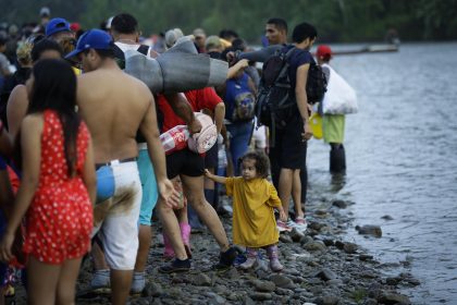 Migrantes hacen fila para ser enviados a una estación de recepción migratoria (ERM) de San Vicente en Metetí, en el pueblo de Bajo Chiquito (Panamá). Imagen de archivo. EFE/ Bienvenido Velasco