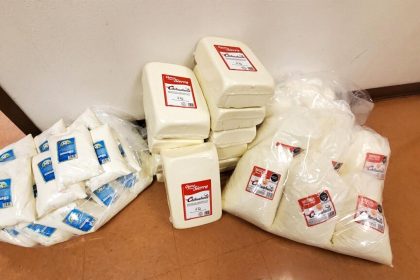 Fotografía cedida por la Oficina de Aduanas y Protección Fronteriza (CBP) donde se aprecian unos bloques y bolsas de queso de los 130 kilogramos incautados en una camioneta en el cruce fronterizo de El Paso, Texas. EFE/CBP /SOLO USO EDITORIAL /NO VENTAS /SOLO DISPONIBLE PARA ILUSTRAR LA NOTICIA QUE ACOMPAÑA /CRÉDITO OBLIGATORIO