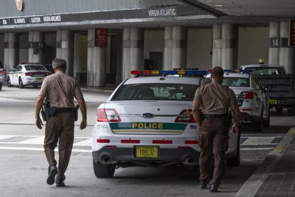 Policías caminan en las Instalaciones del Aeropuerto Internacional de Miami que se encuentra cerrado en Miami, Florida (Estados Unidos). Imagen de archivo. EFE/Giorgio Viera