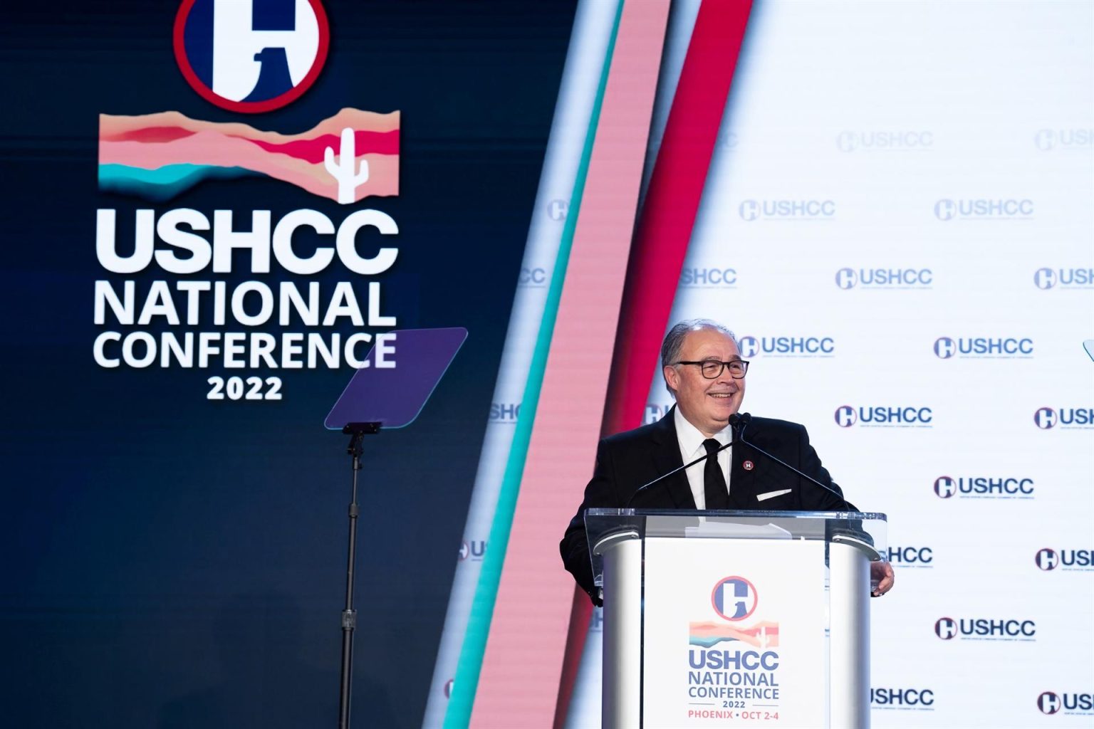 Fotografía cedida por la Cámara Hispana de Comercio de Estados Unidos (USHCC) donde aparece su presidente, Ramiro Cavazos, mientras habla durante la Conferencia Nacional de la organización celebrada del 2 al 4 de octubre de 2022 en Phoenix, Arizona. EFE/USHCC /SOLO USO EDITORIAL /NO VENTAS /SOLO DISPONIBLE PARA ILUSTRAR LA NOTICIA QUE ACOMPAÑA /CRÉDITO OBLIGATORIO