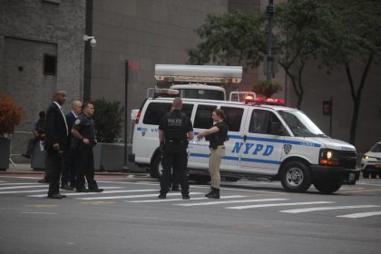 Fotografía de archivo de varios agentes de la policía de Nueva York. EFE/ Carlos Lemos