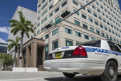 Imagen de archivo que muestra un coche patrulla de la policía delante del edificio James L King de la corte federal de Justicia en Miami, Florida. EFE/Giorgio Viera