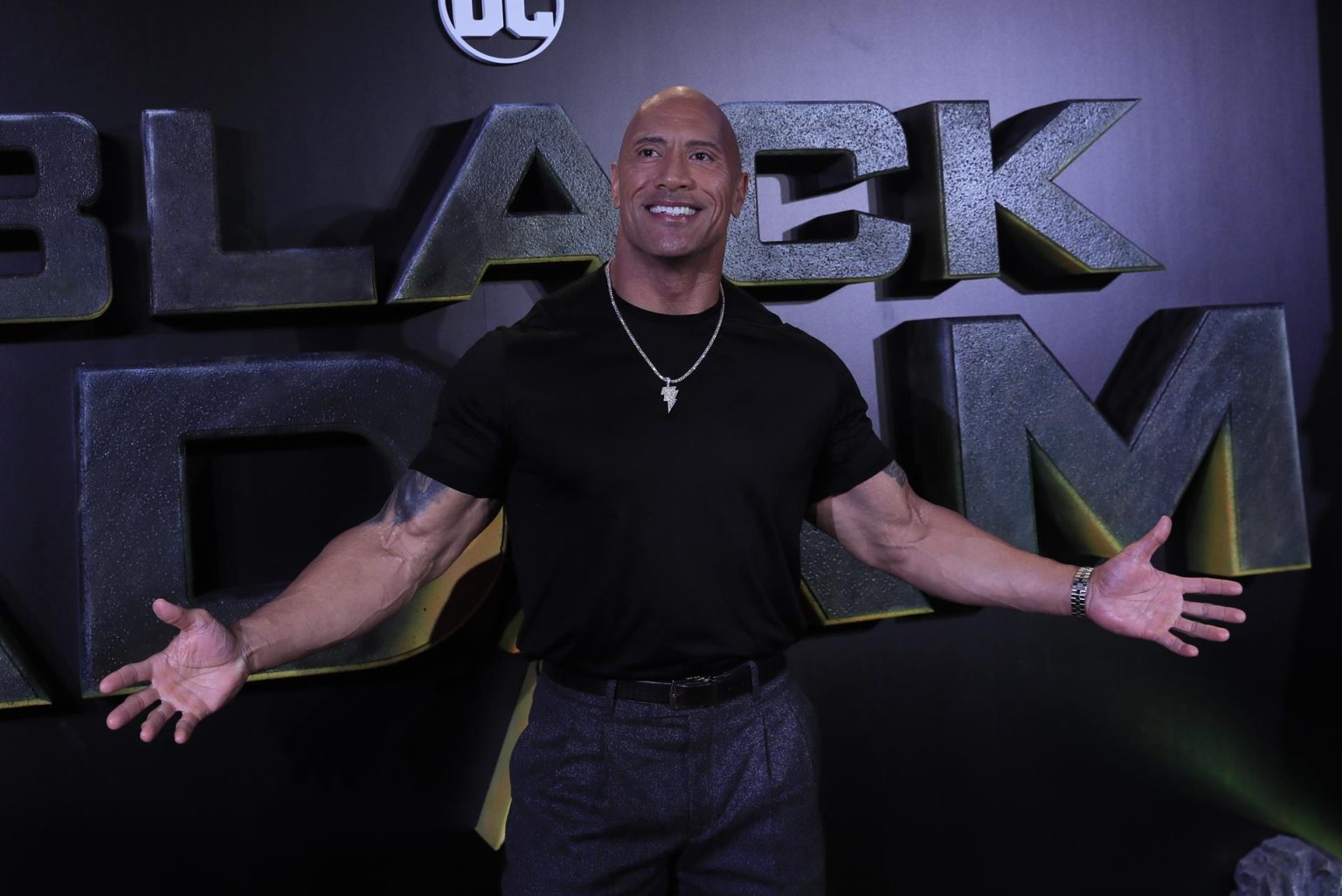 El actor estadounidense Dwayne Johnson​ posa en la presentación de la película "Black Adam" en el cine Capitol en Madrid. EFE/Fernando Alvarado