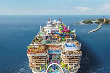 Fotografía cedida por Royal Caribbean donde se muestra una imagen conceptual del crucero Icon of the Seas que operará desde Miami (Florida) a partir de enero de 2024 y tendrá diecinueve pisos, capacidad para unos 5.600 pasajeros y unos 3.000 tripulantes y artistas, siete piscinas, más de 40 bares, restaurantes y locales de ocio nocturno, espacios para pasajeros de todas las edades y entretenimiento para todos los gustos. EFE/ Royal Caribbean SOLO USO EDITORIAL SOLO DISPONIBLE PARA ILUSTRAR LA NOTICIA QUE ACOMPAÑA (CRÉDITO OBLIGATORIO)