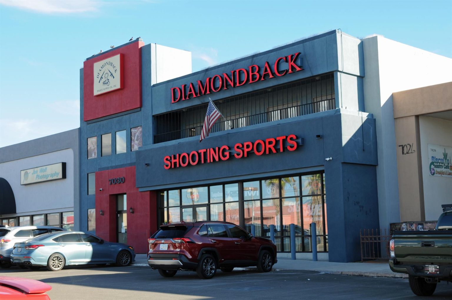 Vista de la fachada de la tienda Diamondback Shootings Sports, uno de los cinco negocios de venta de armas señalados en una demanda del Gobierno de México, ubicado en la ciudad e Tucson, Arizona. EFE/María León