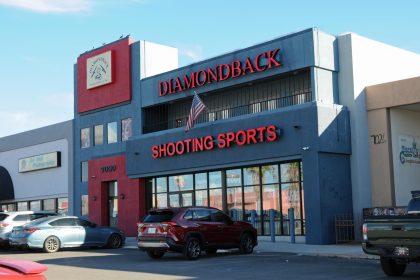 Vista de la fachada de la tienda Diamondback Shootings Sports, uno de los cinco negocios de venta de armas señalados en una demanda del Gobierno de México, ubicado en la ciudad e Tucson, Arizona. EFE/María León