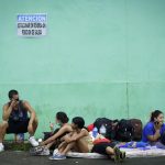 Personas migrantes de origen venezolano, incluidos niños, descansan en un refugio temporal hoy, en Ciudad de Panamá (Panamá). EFE/ Bienvenido Velasco