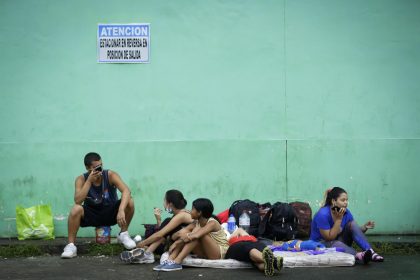 Personas migrantes de origen venezolano, incluidos niños, descansan en un refugio temporal hoy, en Ciudad de Panamá (Panamá). EFE/ Bienvenido Velasco