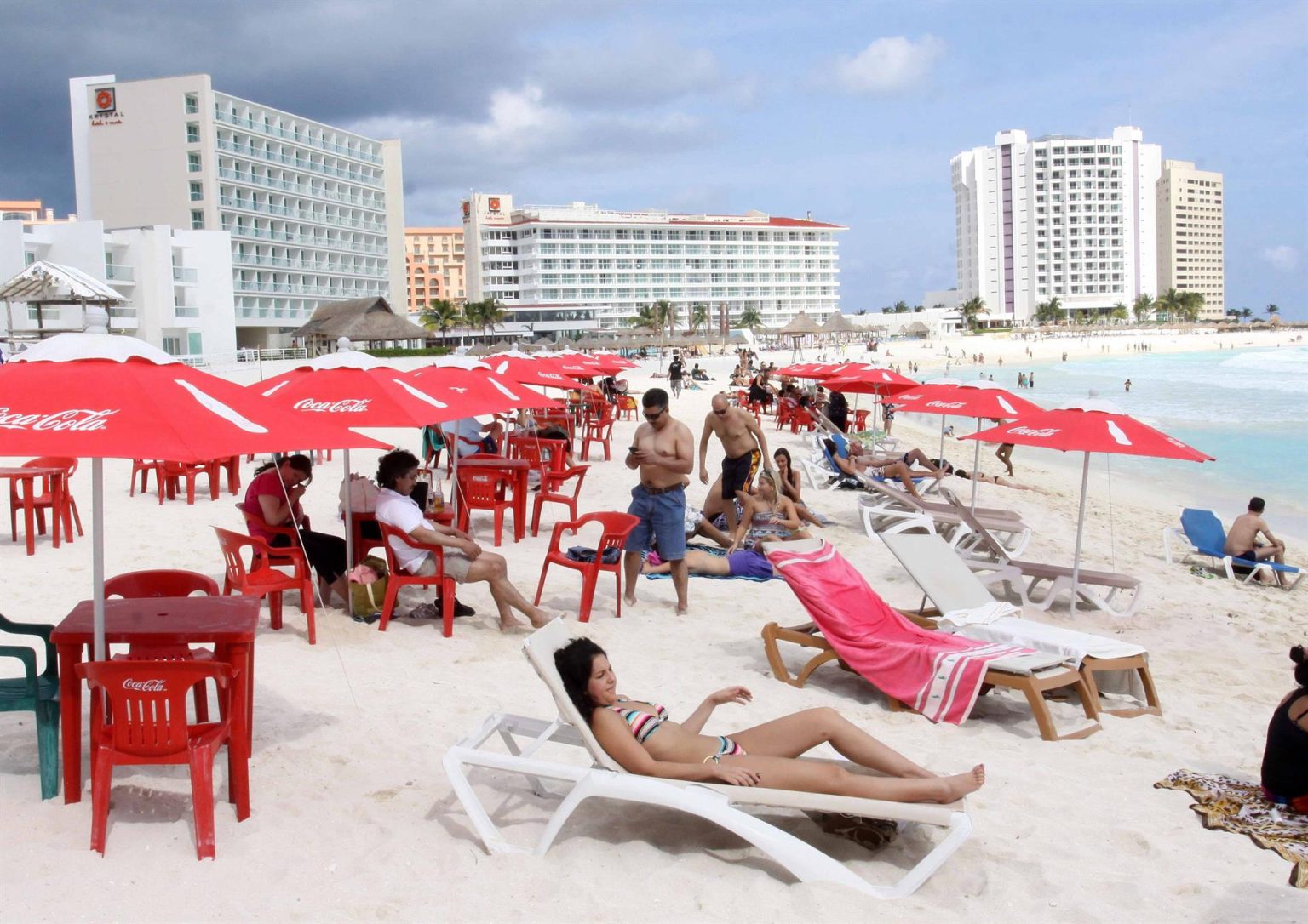 Fotografía de archivo de turistas que disfrutan de las playas del centro turístico de Cancún en el caribe mexicano. EFE/Elizabeth Ruíz