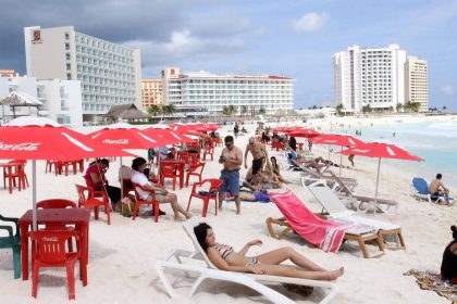 Fotografía de archivo de turistas que disfrutan de las playas del centro turístico de Cancún en el caribe mexicano. EFE/Elizabeth Ruíz