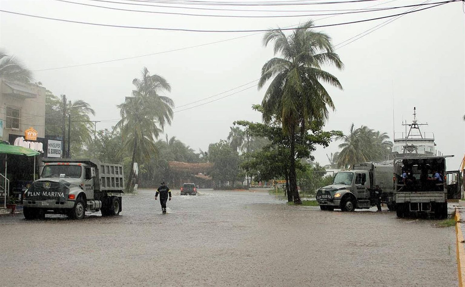 Miembros de la Marina recorren las zonas afectadas por un huracán, en San Blas, estado de Nayarit (México). Imagen de archivo.EFE/ Aaron García