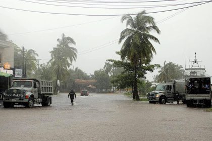 Miembros de la Marina recorren las zonas afectadas por un huracán, en San Blas, estado de Nayarit (México). Imagen de archivo.EFE/ Aaron García