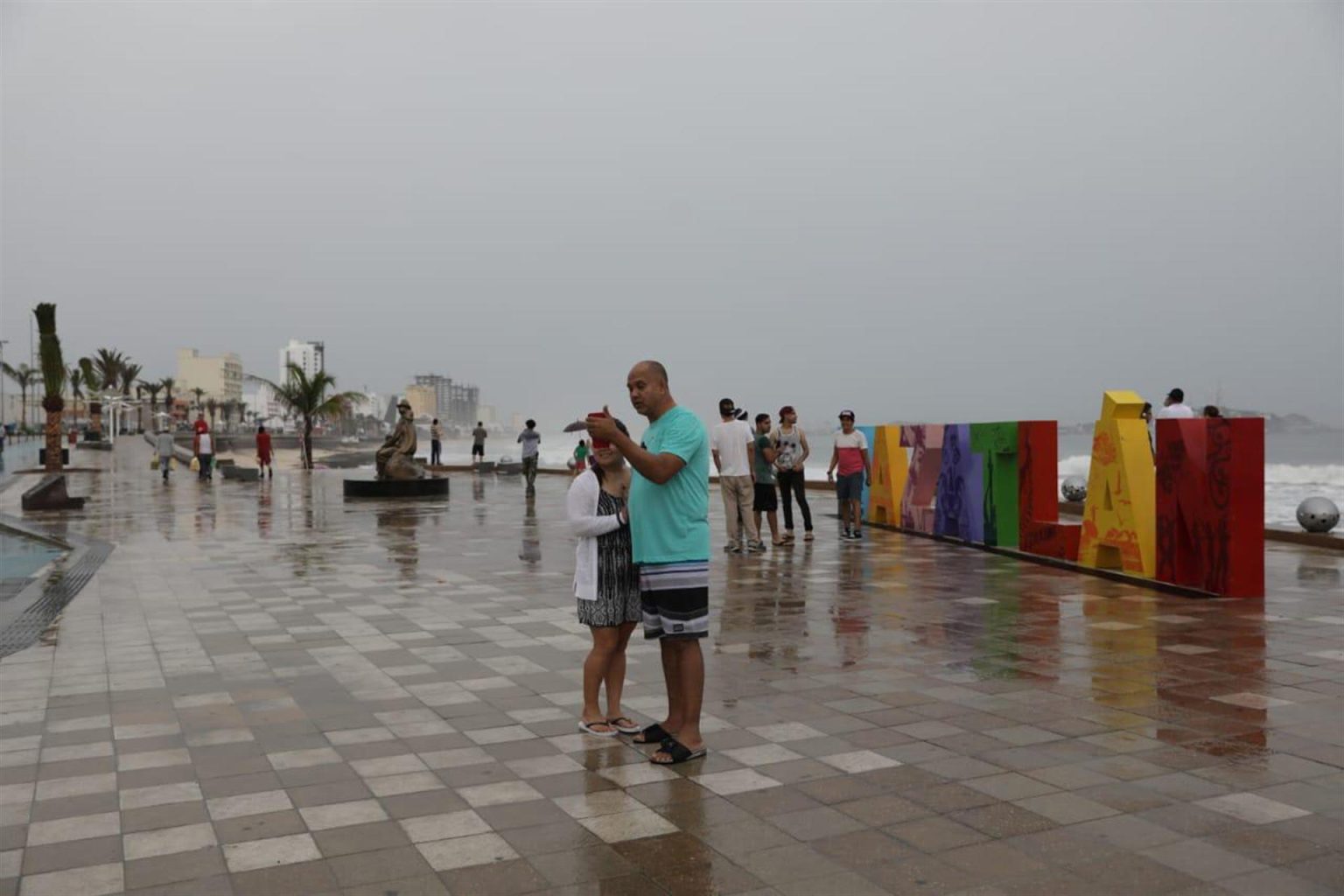 En el último aviso del SMN, el centro de Orlene se ubicó a 50 kilómetros al noroeste de El Roblito, Nayarit, y a 75 kilómetros al sur-sureste de Mazatlán, Sinaloa, una de las principales playas turísticas de México. Imagen de archivo. EFE