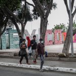 Migrantes venezolanos caminan tras ser deportados en Tijuana (México). EFE/ Joebeth Terriquez