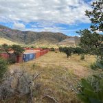 Fotografía cedida por el Centro para la Diversidad Biológica donde se aprecian unos contenedores depositados en un descampado frente a las montañas Huachuca, visiblemente dañadas por la construcción del muro fronterizo durante la era Trump, en la frontera entre Arizona y México en el Bosque Nacional Coronado cerca de Tucson, Arizona. EFE/Center for Biological Diversity /SOLO USO EDITORIAL /NO VENTAS /SOLO DISPONIBLE PARA ILUSTRAR LA NOTICIA QUE ACOMPAÑA /CRÉDITO OBLIGATORIO