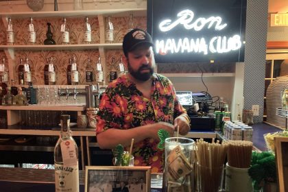 Un camarero prepara bebidas con unas botellas de la edición especial del ron Havana Club hoy lunes en Miami Beach, Florida (EE. UU). EFE/Ivonne Malaver