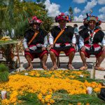 Unos Indígenas montan guardia en un altar de muertos prehispánicos hoy en la ciudad de San Cristóbal de las Casas, Chiapas (México). EFE/Carlos López