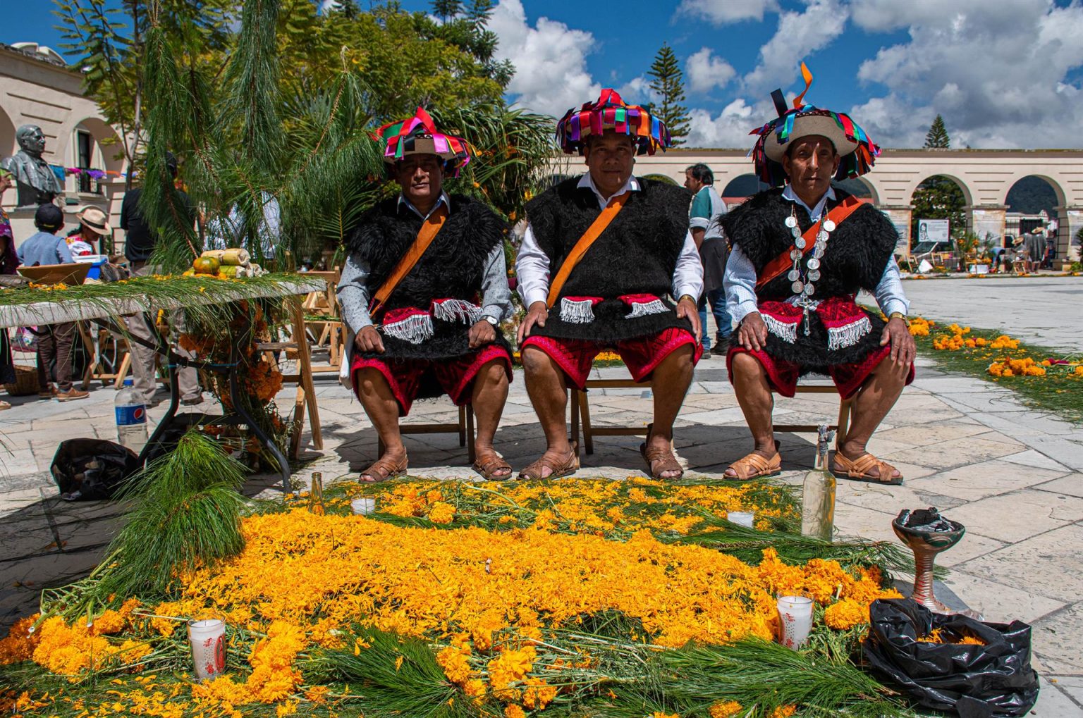 Unos Indígenas montan guardia en un altar de muertos prehispánicos hoy en la ciudad de San Cristóbal de las Casas, Chiapas (México). EFE/Carlos López