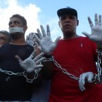 Un Grupo de migrantes venezolanos protestan hoy, en el Puente Nuevo, que conecta a Matamoros en el estado de Tamaulipas (México). EFE/ Abraham Pineda-jacome