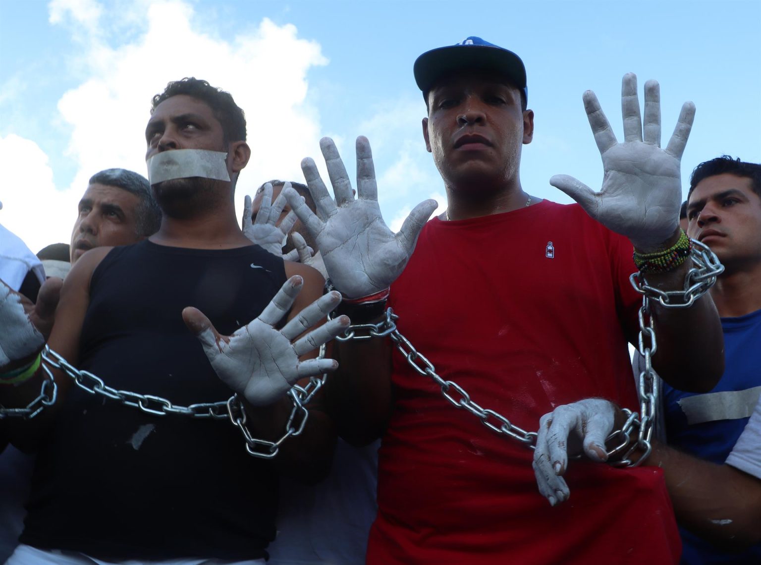 Un Grupo de migrantes venezolanos protestan hoy, en el Puente Nuevo, que conecta a Matamoros en el estado de Tamaulipas (México). EFE/ Abraham Pineda-jacome