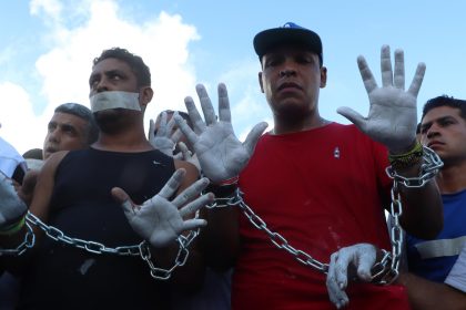 Un Grupo de migrantes venezolanos protestan hoy, en el Puente Nuevo, que conecta a Matamoros en el estado de Tamaulipas (México). EFE/ Abraham Pineda-jacome