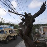 Camiones de la Guardia Nacional reparten suministros y agua este miércoles en el barrio Punta Diamante en Ponce, Puerto Rico. EFE/Thais Llorca