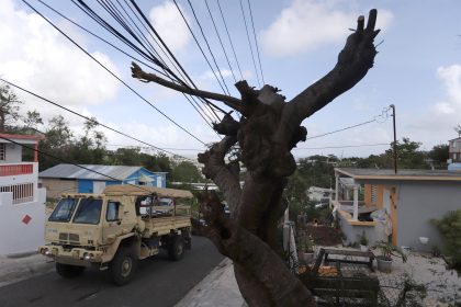 Camiones de la Guardia Nacional reparten suministros y agua este miércoles en el barrio Punta Diamante en Ponce, Puerto Rico. EFE/Thais Llorca