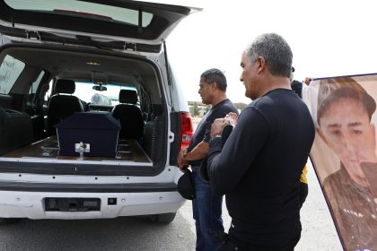 Familiares reciben el cuerpo del migrante mexicano Jesús Iván Sepulveda, este viernes en la carretera Panamericana en Ciudad Juárez en el estado de Chihuahua (México). EFE/Luis Torres