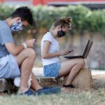 Dos jóvenes son vistos conectados a internet desde un parque con conexión wifi en La Habana (Cuba). EFE/Yander Zamora