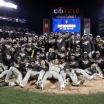 Los integrantes de los Padres de San Diego fueron registrados este domingo, 9 de octubre, al celebrar su triunfo 0-6 ante los Mets de Nueva York y su paso a las Series Divisionales de la Liga Nacional de la MLB, en el estadio Citi Field, en Queens (Nueva York, EE.UU.). EFE/Jason Szenes